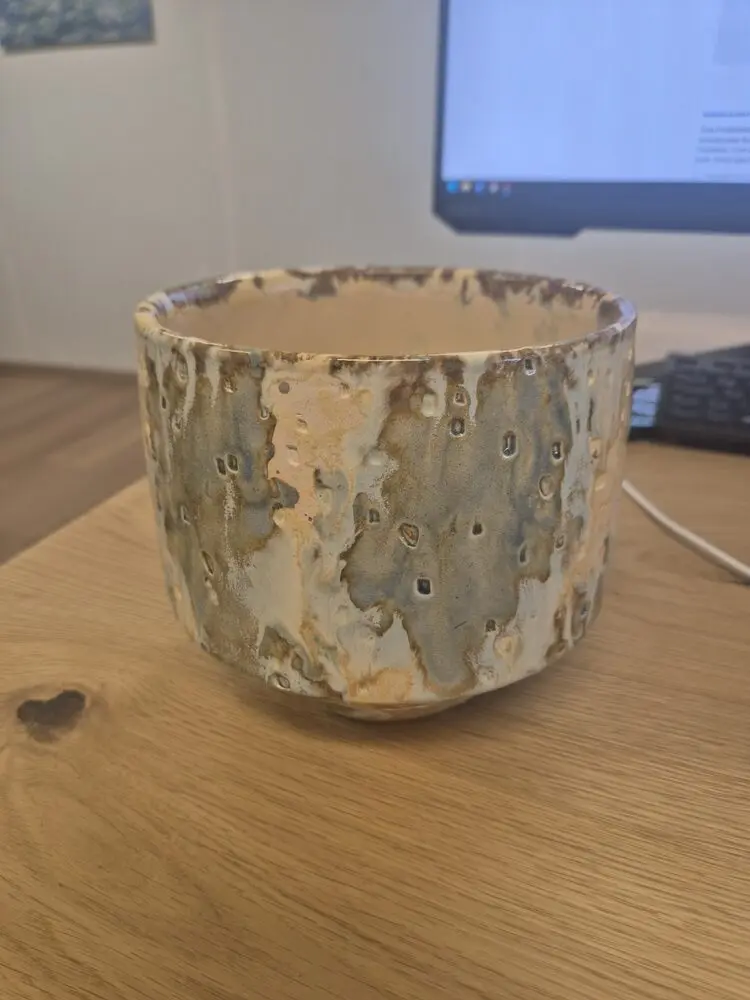 Handyfoto der Vase am Schreibtisch